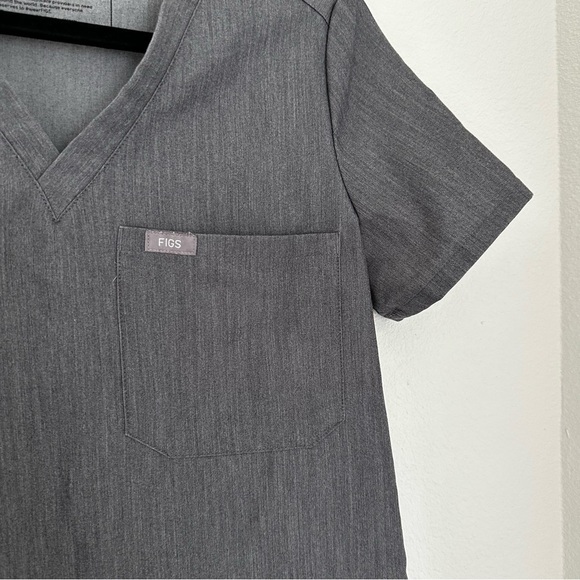 FIGS Catarina Scrub Top Short Sleeves Graphite One Pocket V Neck Size XS Women’s - Picture 5 of 11